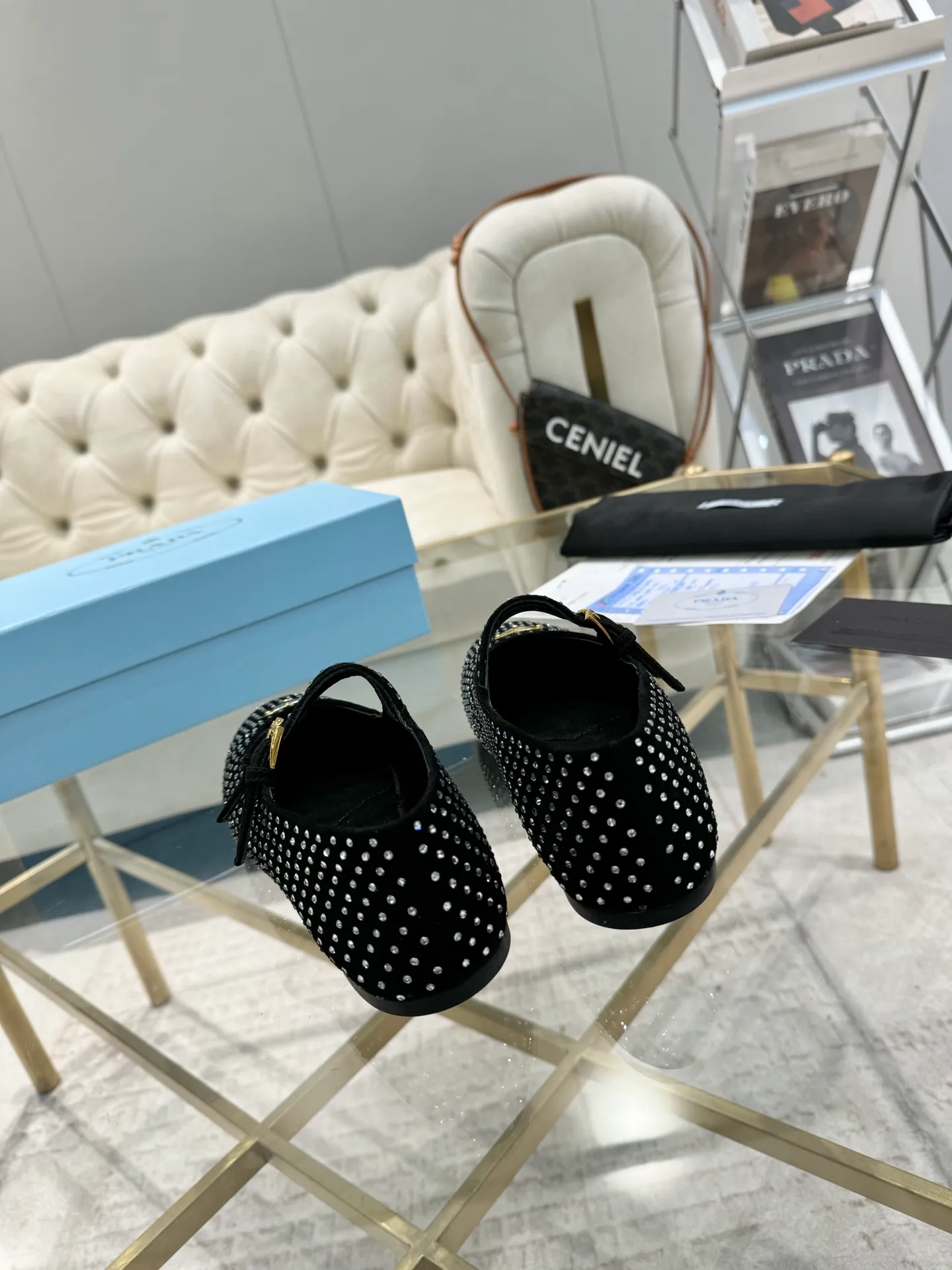 👟👟Ex-factory price 580👟👟New 👉Ready stock👈Remove the original plate to 1:1 The highest version 2024Prada early autumn catwalk T-stage hot style 😘The latest autumn model Flat outsole series Original 1:1 mold outsole A must-have for goddesses Super comfortable on the feet to reduce age 👉The upper is made of imported original cowhide leather Soft and textured, lining + feet, imported sheepskin lining, breathable and comfortable, private molded buckles (all original logos), package craftsmanship, code number 35M-39M (40, 41 customized, non-returnable, non-exchangeable)